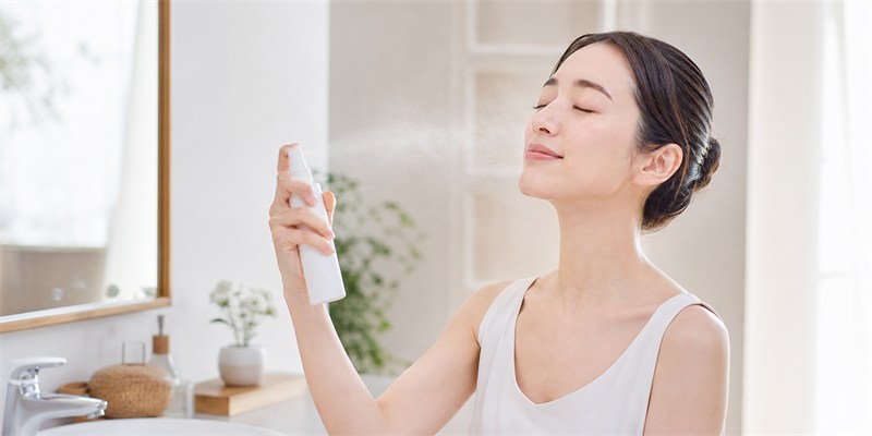 スキンケアミストを使う女性と価格を比べるイメージ