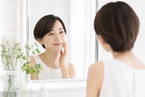 納得してスキンケアを楽しむ女性