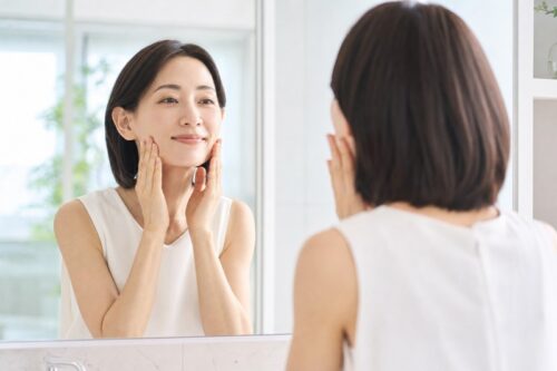 朝晩のスキンケア習慣を楽しむ女性
