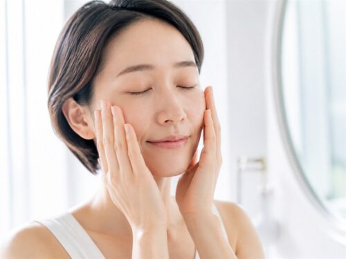 手のひらで顔になじませるスキンケア