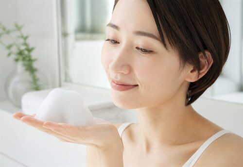 洗面所での朝のスキンケア