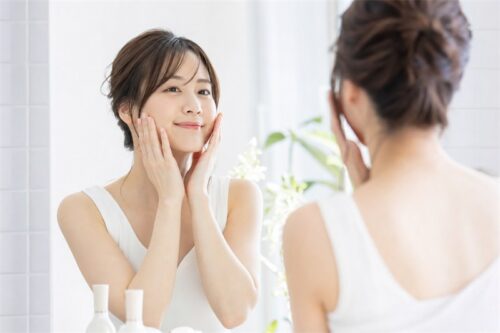 朝のスキンケアを楽しむ女性